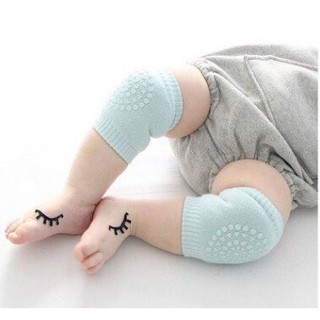 Tất bảo vệ đầu gối cho bé khi tập bò