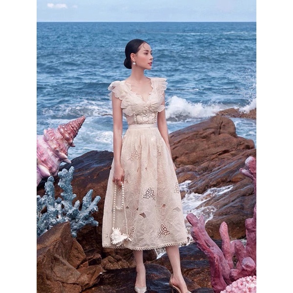 Đầm Ren Thêu Màu Nude