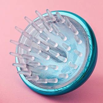 Lược gội đầu bằng silicon Minidarling mát xa da đầu - Bàn chải gội đầu silicon mềm