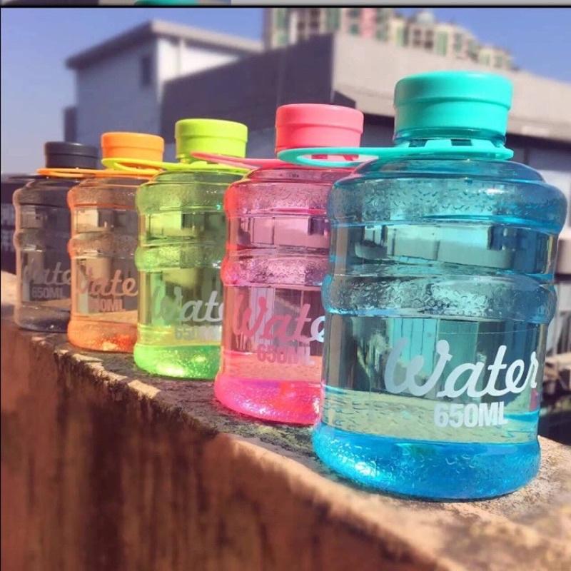 Bình nước nhựa trong suốt hình chai nước dễ thương kèm quai xách tiện lợi dung tích 650ml