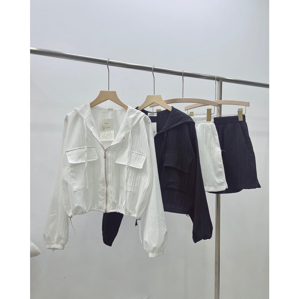 Set đồ nữ thể thao gồm quần short đùi và áo khoác nhăn dài tay 2 màu đen trắng kiểu dáng basic Hàn Quốc