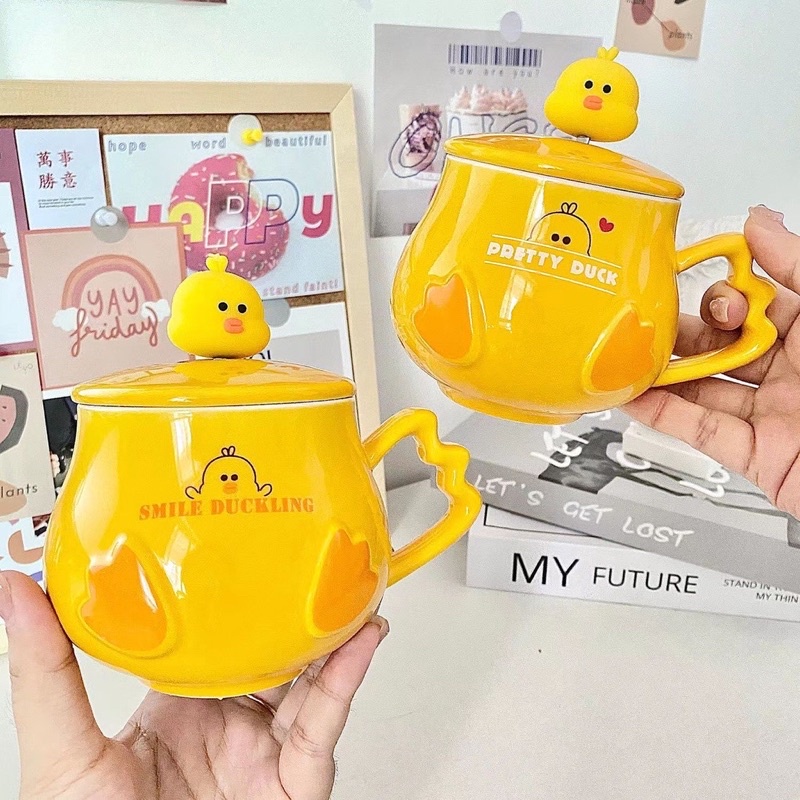 Ly cốc sứ có nắp hình chú vịt vàng đáng yêu dễ thương kèm thìa inox 400ml