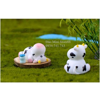 Bé bò sữa cute.