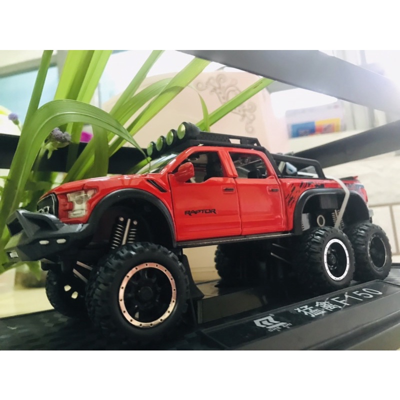 Xe mô hình Ford F150 tỷ lệ 1/24 có khung đế màu đỏ