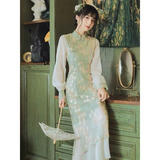 Sườn xám xanh thêu hoa...