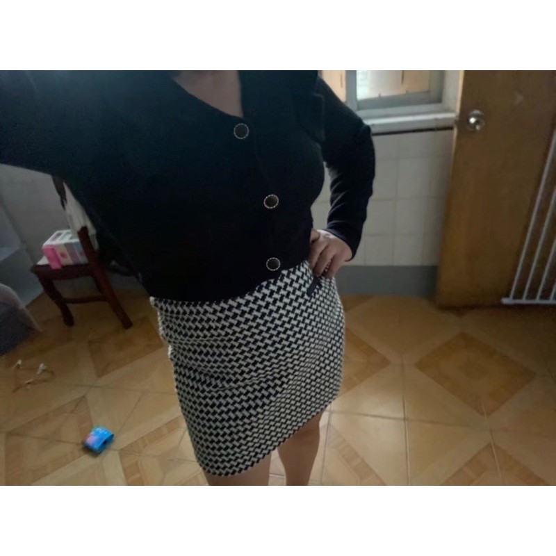 Set áo len bèo và chân váy kẻ dáng ngắn vintage