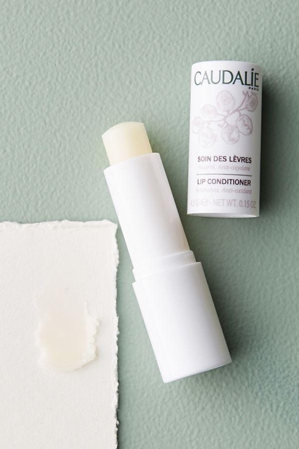 Son dưỡng môi Caudalie lip conditrioner.