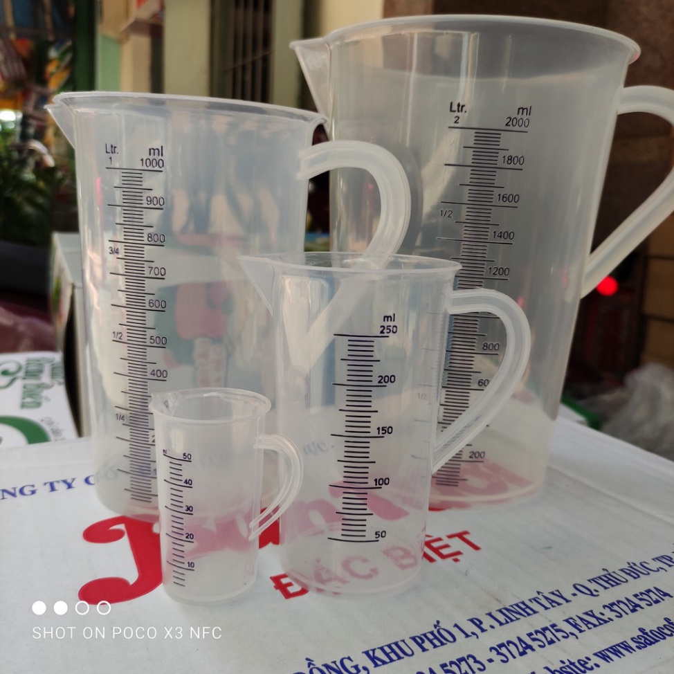 Ca nhựa có chia vạch định lượng: 50ml, 250ml, 1 lít, 2 lít - dùng đong nước, sữa, trà sữa, làm bánh, cà phê