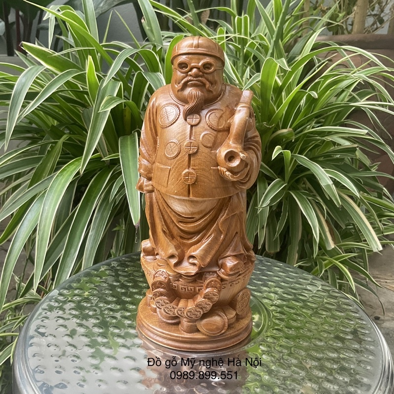 Tượng ông quản gia bằng gỗ thơm