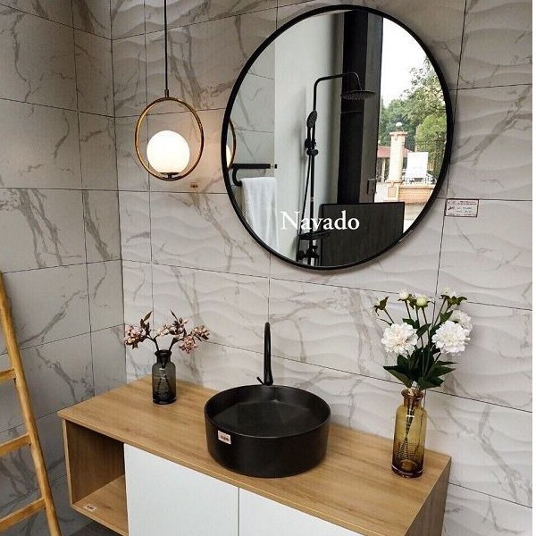 Gương treo tường nhà tắm tròn có đèn led  KantoHome kích thước D40cm phôi gương nhập khẩu, viền màu đen