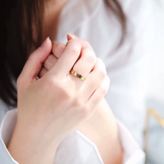 Nhẫn titan mặt số la mã không đen