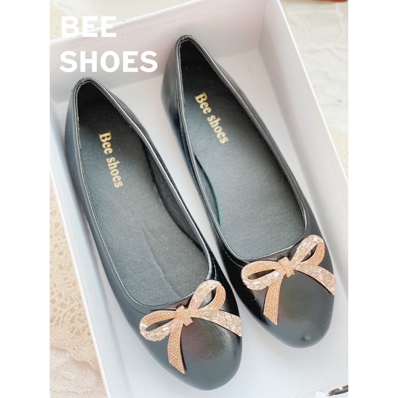 BEESHOES - GIÀY BÚP BÊ NỮ MŨI TRÒN HỌA TIẾT NƠ ĐÁ - GIÀY BÚP BÊ NỮ MŨI TRÒN ĐẾ BỆT SẴN MÀU ĐEN - KEM - HỒNG ĐẤT 201141 | BigBuy360 - bigbuy360.vn