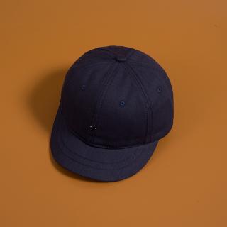 A simple short cap that matches a classic baseball cap