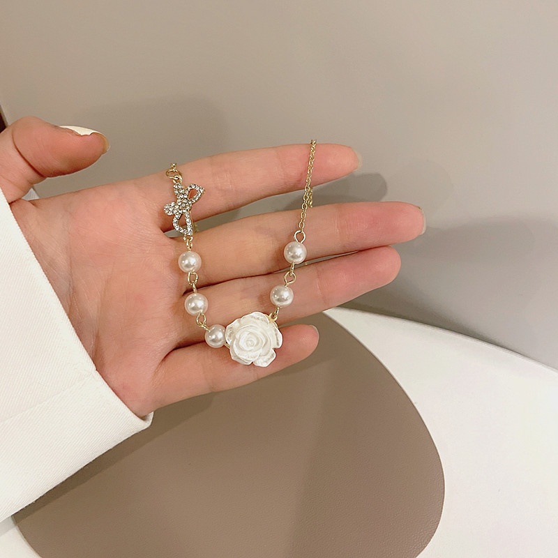 Vòng cổ choker hạt trai mặt hoa hồng và cánh bướm VC009 Leous Accessories