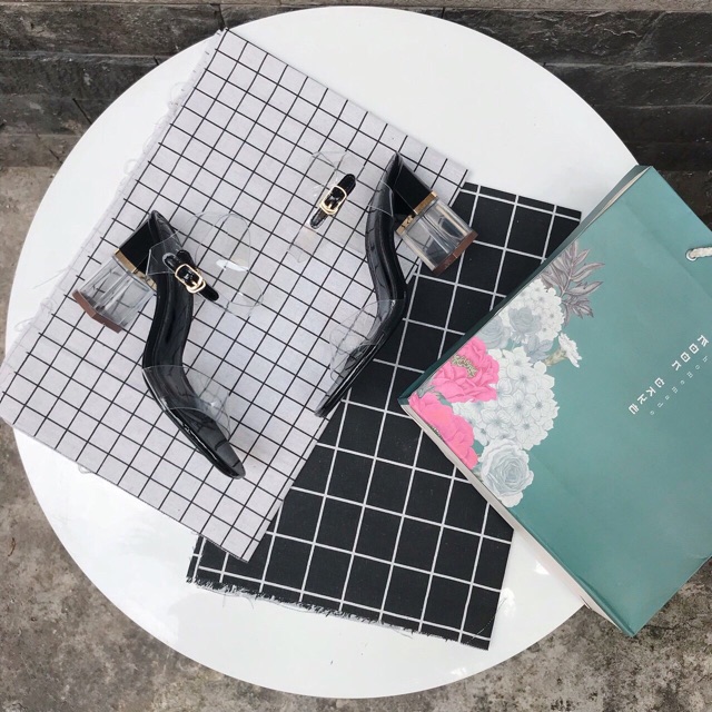 - Sandal quai trong NTK mới.