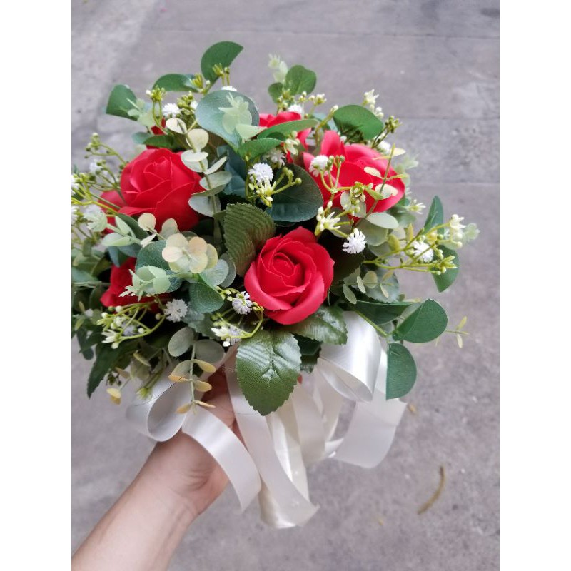 BÓ HOA CƯỚI CẦM TAY CÔ DÂU BIG SIZE ĐƯỜNG KÍNH 29CM BẰNG HOA HỒNG VẢI/ LỤA MÀU ĐỎ ĐIỂM HOA BABY/ HOA BI TRẮNG NHỰA.