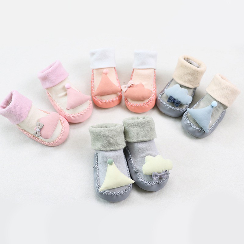 Đôi giày tất thiết kế dễ thương chống trượt cho bé