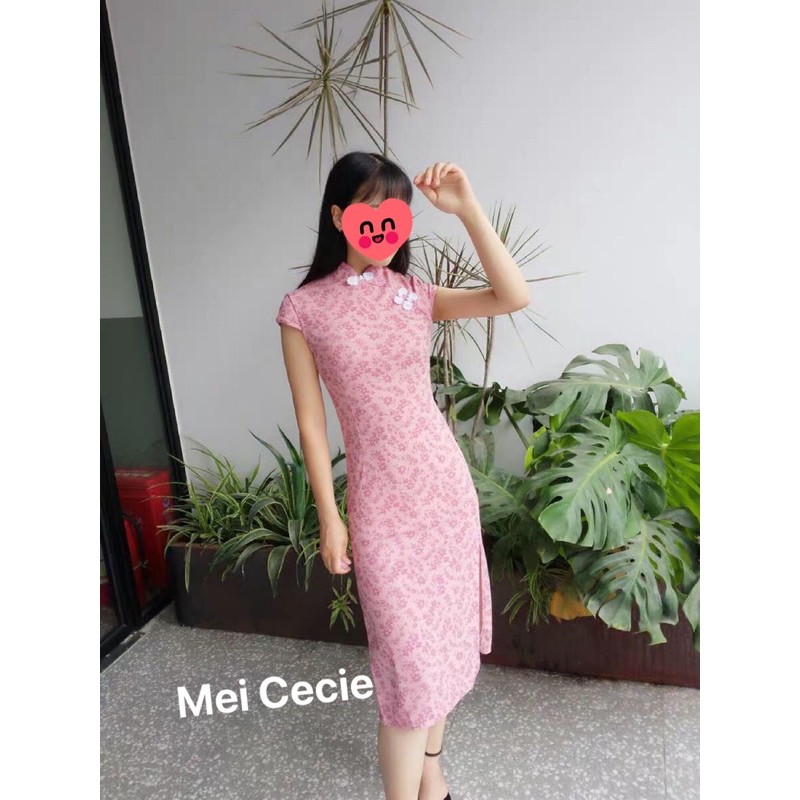 Sườn xám hồng xẻ tà hoa nhí