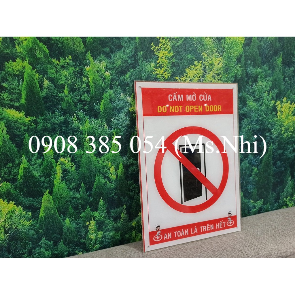 Biển báo cấm mở cửa chất liệu mica- KT20x30- Hình thật