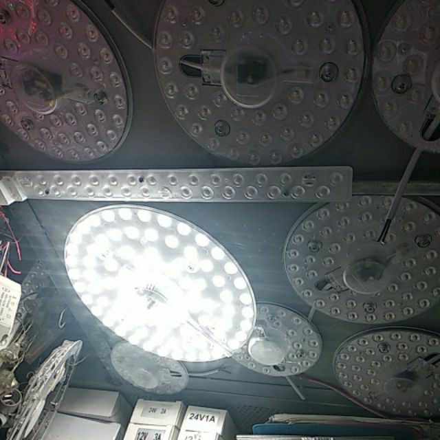 Đèn 220 v có nam châm dính