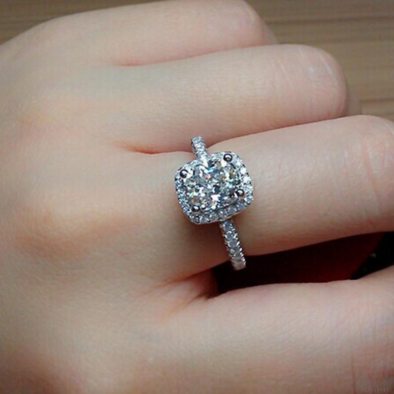 Nhẫn mạ bạch kim siêu sang chảnh với hột đá Topaz Cz trắng và đá Zircon.