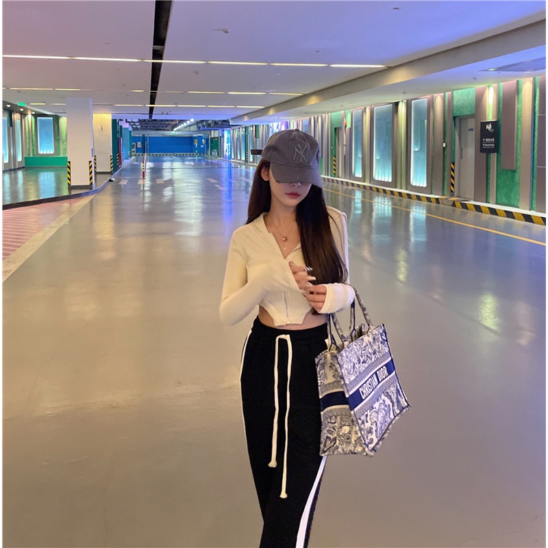 Set áo hoodie lửng có nón + quần dài ống rộng họa tiết sọc thời trang cho nữ