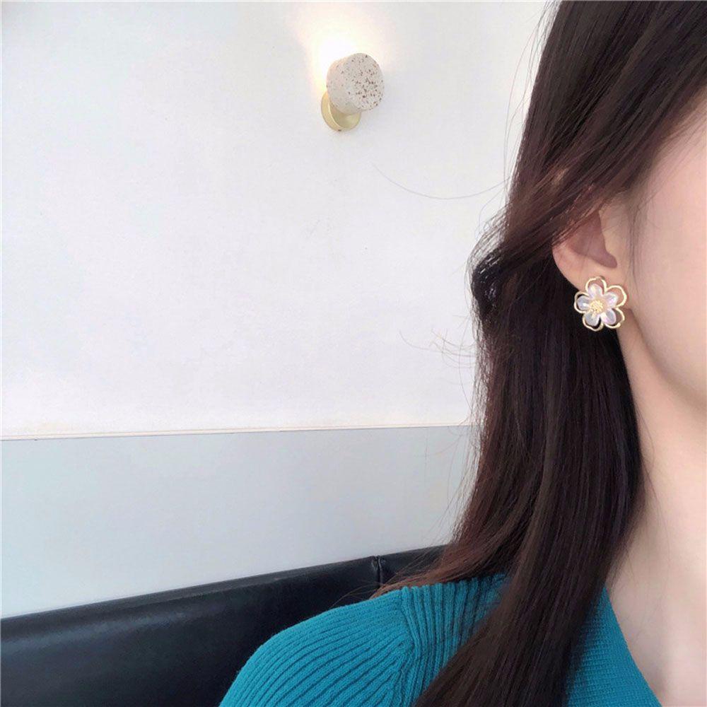 Khuyên Tai Hình Bông Hoa Màu Trắng Ngọt Ngào Dễ Thương
