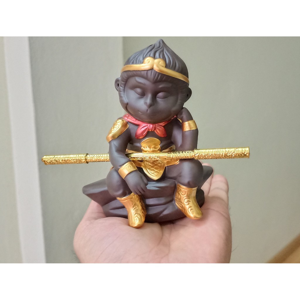 Tượng gốm đen Tôn Ngộ Không ngủ gật