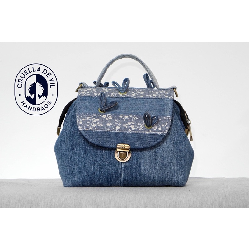 Túi đeo chéo doctor tái chế từ jeans cũ