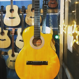 Đàn Guitar giá rẻ. Mã T3k isaac Guitar. Tặng Bộ dây dự phòng, pick gảy và móc chìa khoá của Guitar isaac