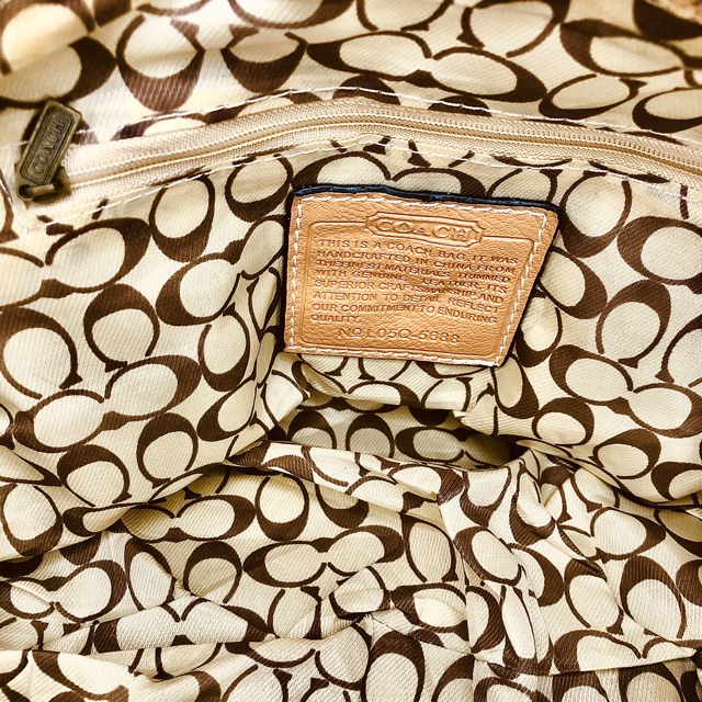 Xách tay có dây đeo chéo.Hiệu Coach