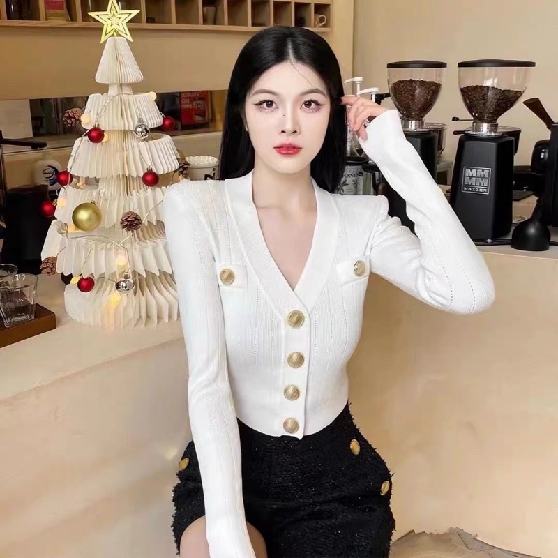 Áo cardigan giống Lee Ra El  trong phim Eve  và Cúc Tịnh Y