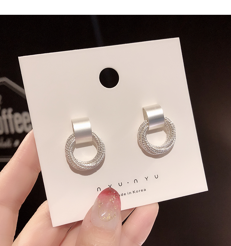 Đôi bông tai thời trang Hàn Quốc dễ dàng phối trang phục độc đáo