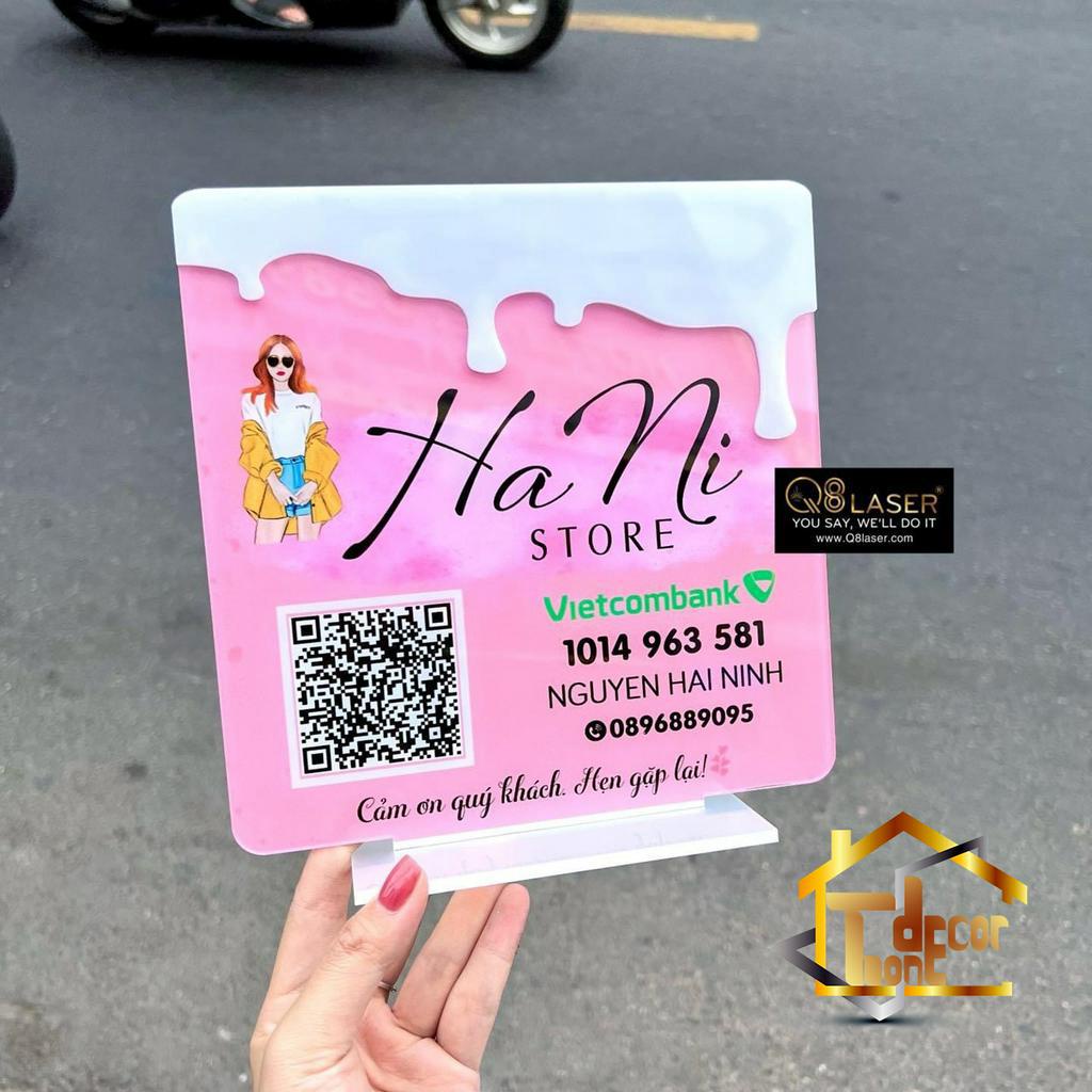 Bảng mica in Mã QR COD theo yêu cầu, in mã qr để bàn màu hồng cute.