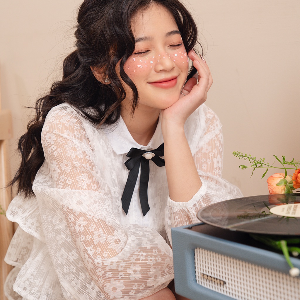 [Tặng kèm nơ cài] BLEUBIRD Áo voan organza in hoa rúm bèo tầng Yuri Shirt