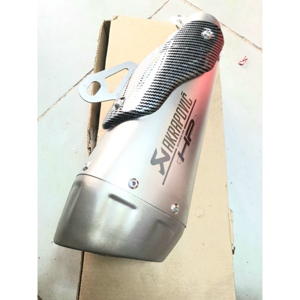 Pô AKRAPOVIC giá chưa gồm cổ.