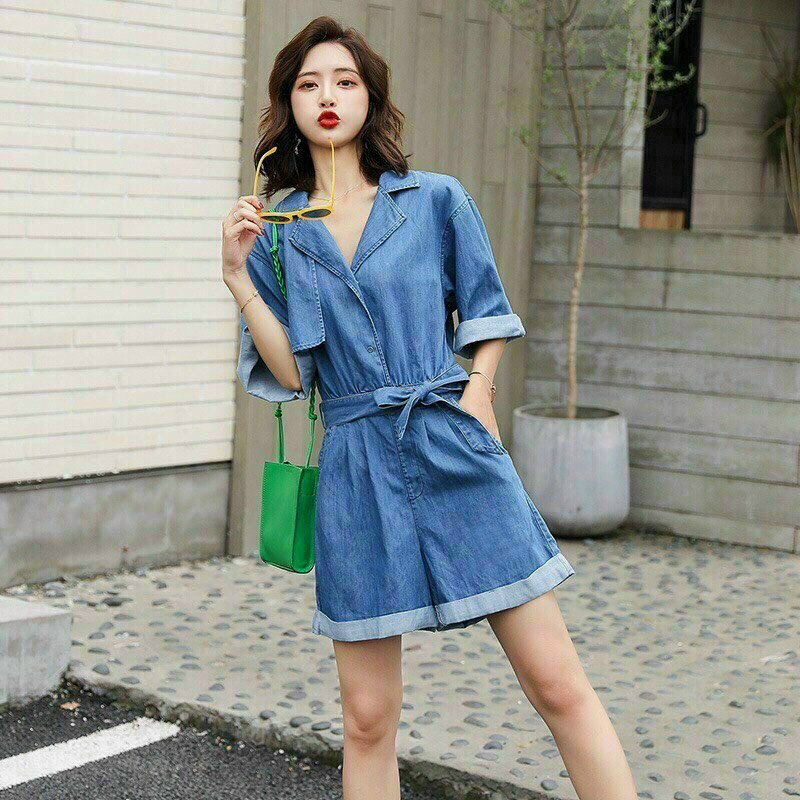 JUMT SHORT DENIM CỔ VEST Chất: denim cao cấp Màu: xanh Kiểu dáng: jumpsuit ngắn, cổ vest, tay ngắn, cài nút trước, 2 túi