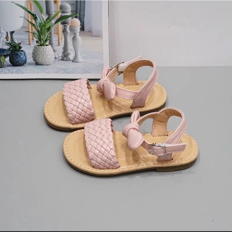 (có ảnh thật) Sandal cho bé - dép quai hậu bé gái đan dây tắt nơ da mẫu hot siêu điệu, có quai dán chỉnh độ dài V732