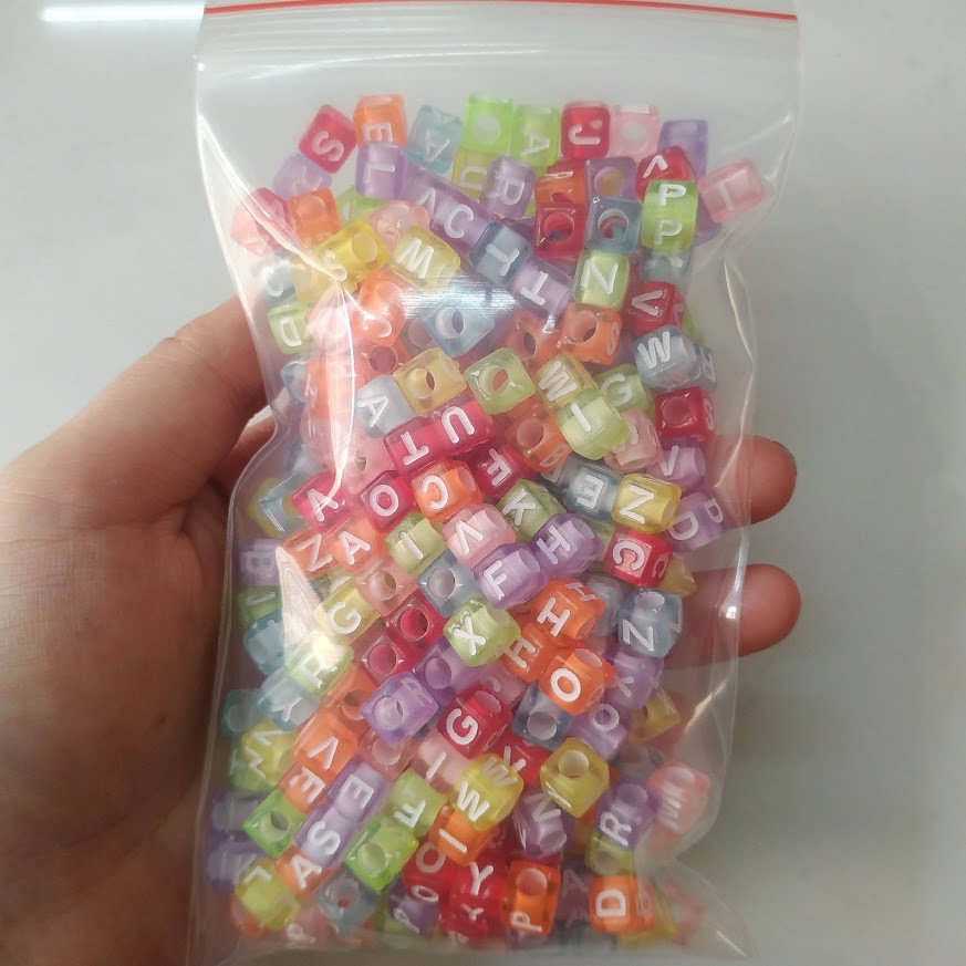 100gr hạt cườm nhựa in chữ cái nhiều màu - Nguyên liệu làm vòng tay, handmade