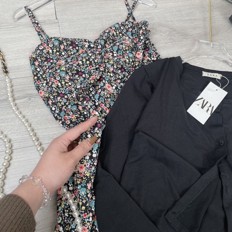 Set váy 2 dây hoa kèm áo khoác đen cardigan Váy 2s dúm hông áo cadigan