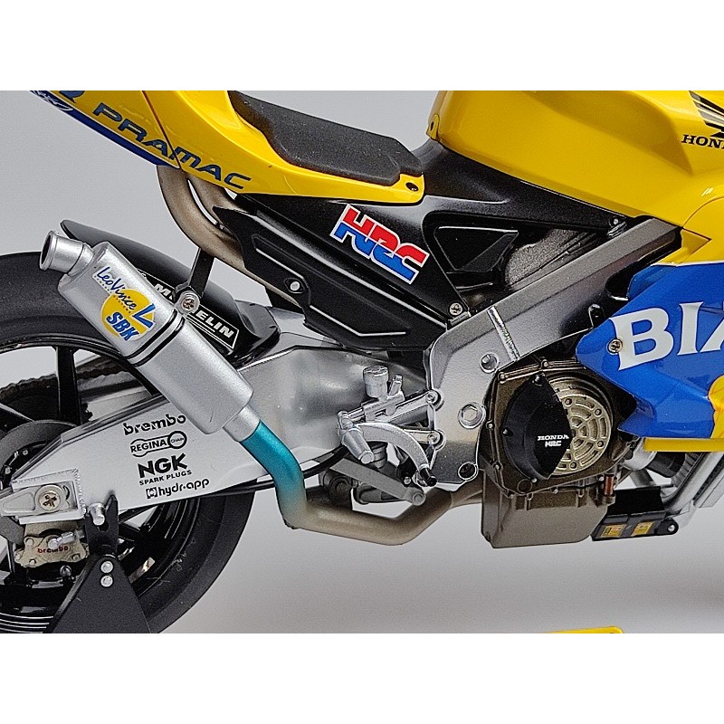 21017 Mô hình xe mô tô 1/12 Scale Kit Tamiya 21017 Honda Pons RC211V 2003 Biaggi Masterwork Collection