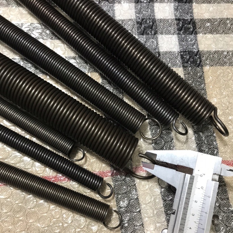 1 cái lò xo kéo phi 12 dài 200mm