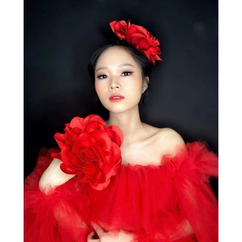 cài hoa hồng bản lớn chụp hình