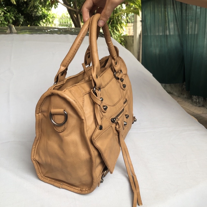 Túi chuẩn si. Túi qua sử dụng. Khách vui lòng xem hình nếu muốn biết thêm thông tin sản phẩm mời khách vô chat. Thanks .