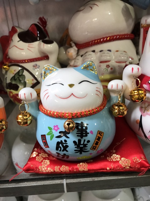 Mèo thần tài may mắn Maneki Neko kèm đệm cao 10cm (6 màu) | BigBuy360 - bigbuy360.vn