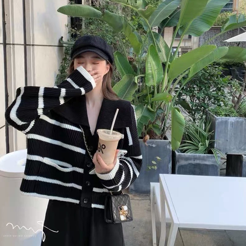 Áo Khoác Sweater Cổ Bẻ Phối Sọc Trắng Đen Phong Cách Nhật Bản Cho Nữ