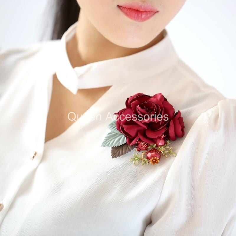 Cài áo hoa hồng đỏ