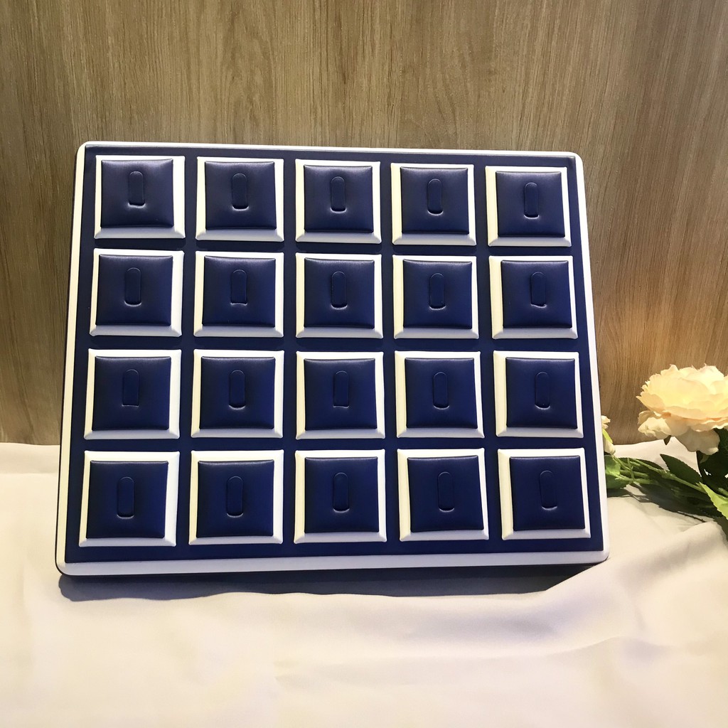 Mâm nhẫn da trưng 20 chiếc nhẫn màu xanh Dương, hỗ trợ cho các tiệm vàng trưng bày nhẫn rất sang trọng