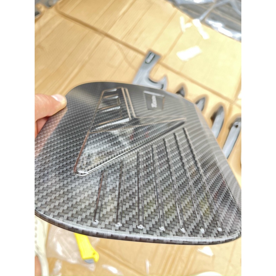 Ốp nắp bình xăng Carbon Xe Huyndai Tucson 2022- 2023 vân cacbon Cao Cấp
