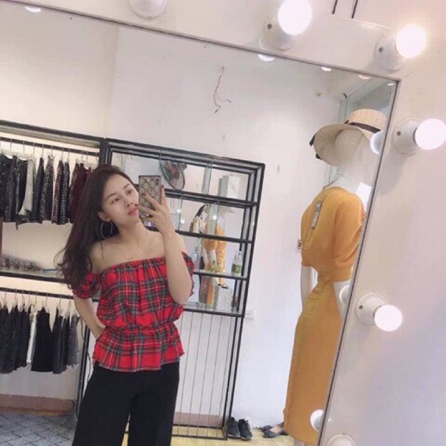 Áo trễ vai kẻ đỏ